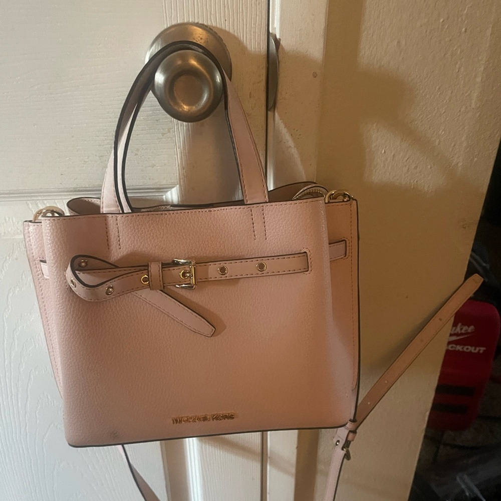 Pink Michael kors purse in great condition!  Willing to negotiate price!